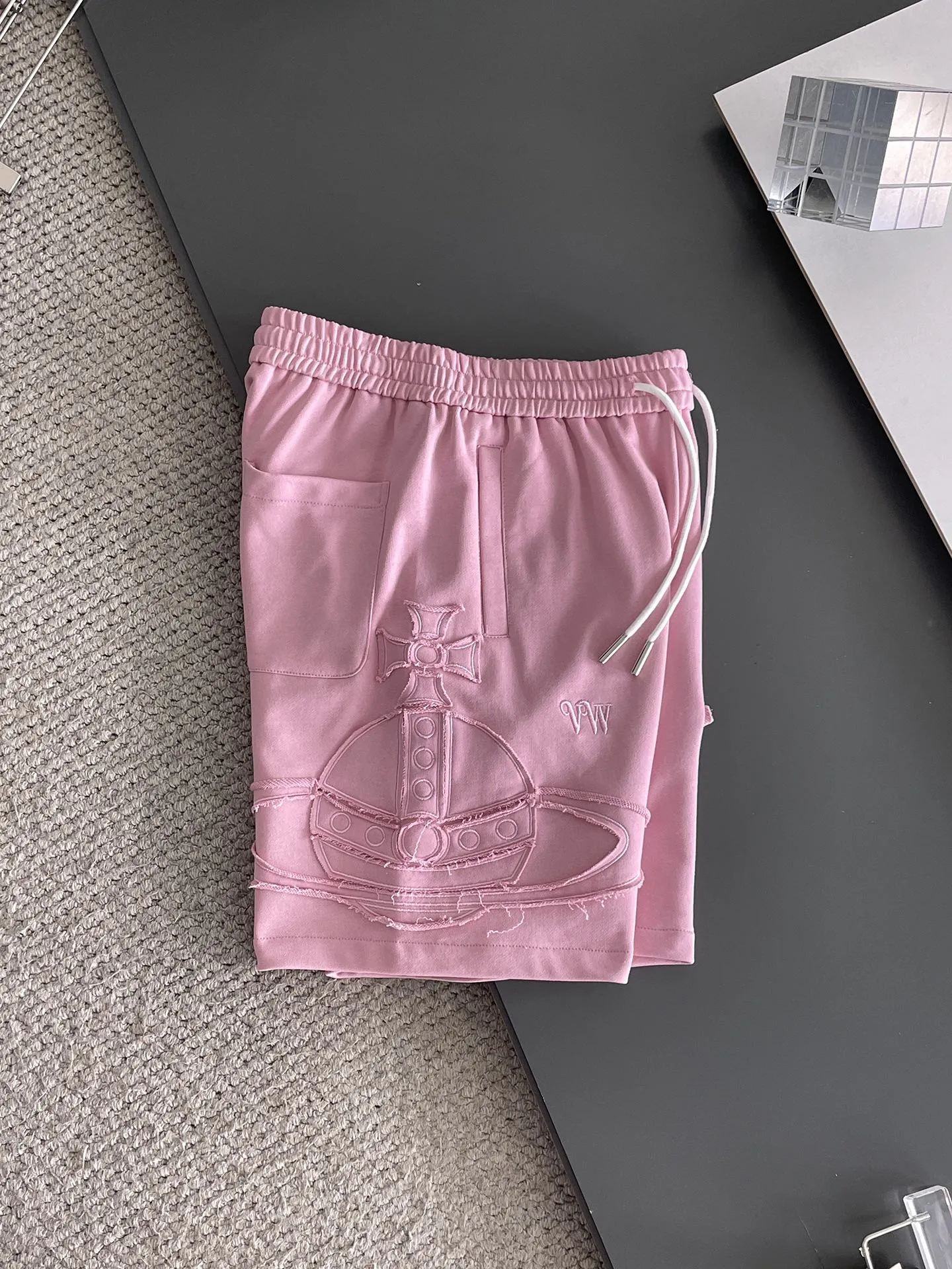 The Queen Mother's three-standard complete 2025 summer New Arrival men's casual shorts, advanced custom-made Breathable fabric, Breathable fabric, extremely stretchy and comfortable, impeccable details, top-grade accessories, original logo design concept, delicate and soft feel! The upper body fit is awesome! Size: M-XXXL Please state your height and weight when ordering